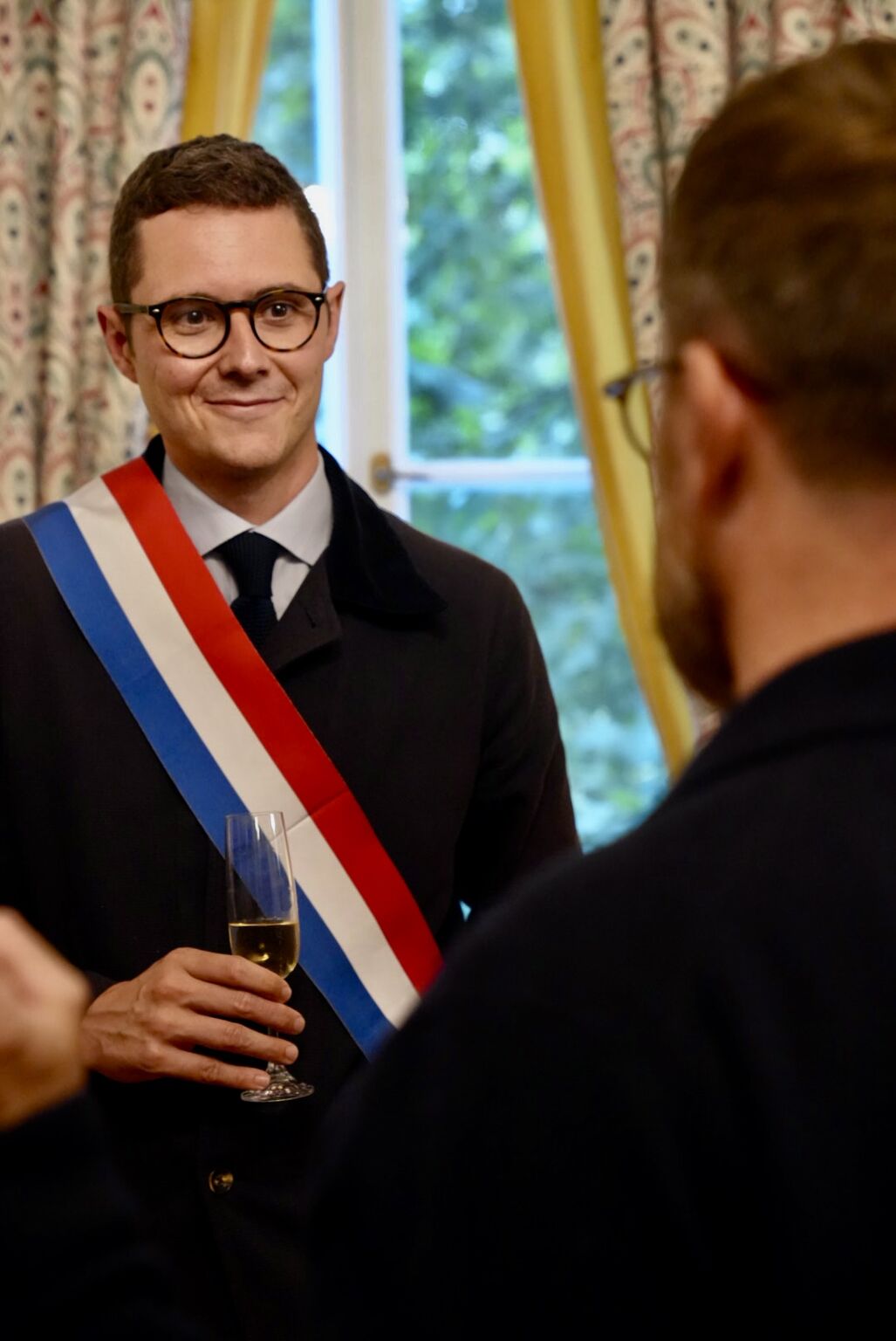Vincent Caure, écharpe tricolore, lors d’une réception avec la communauté française de Riga.