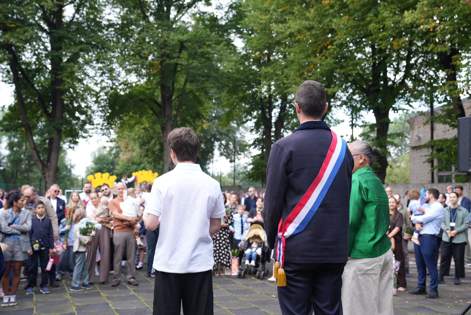 Vincent Caure, écharpe tricolore, lors d’une cérémonie de rentrée aux côtés de la communauté française et francophone de Riga.