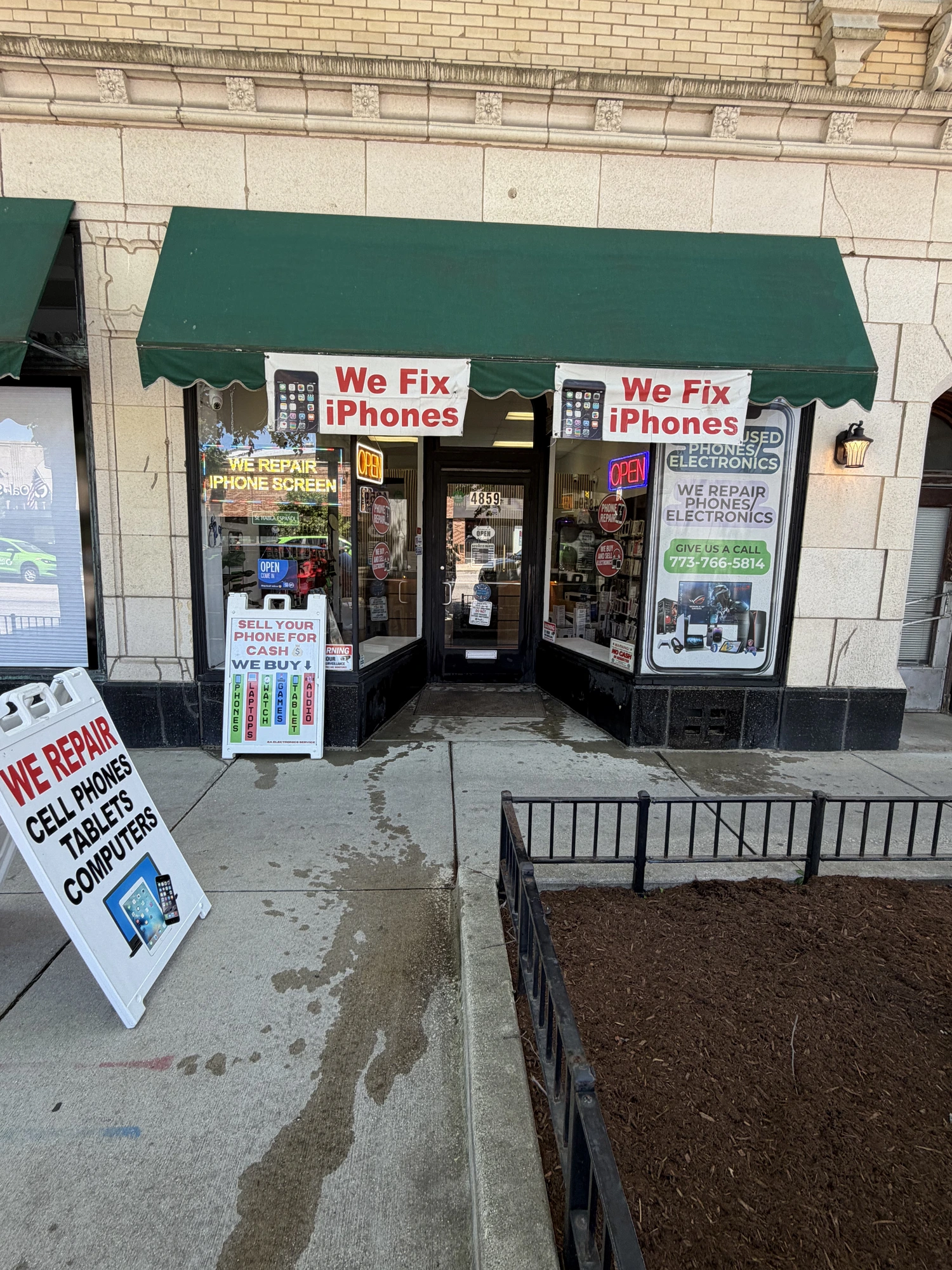 Inside 2A Electronics, the phone repair and device buyback counter in Chicago