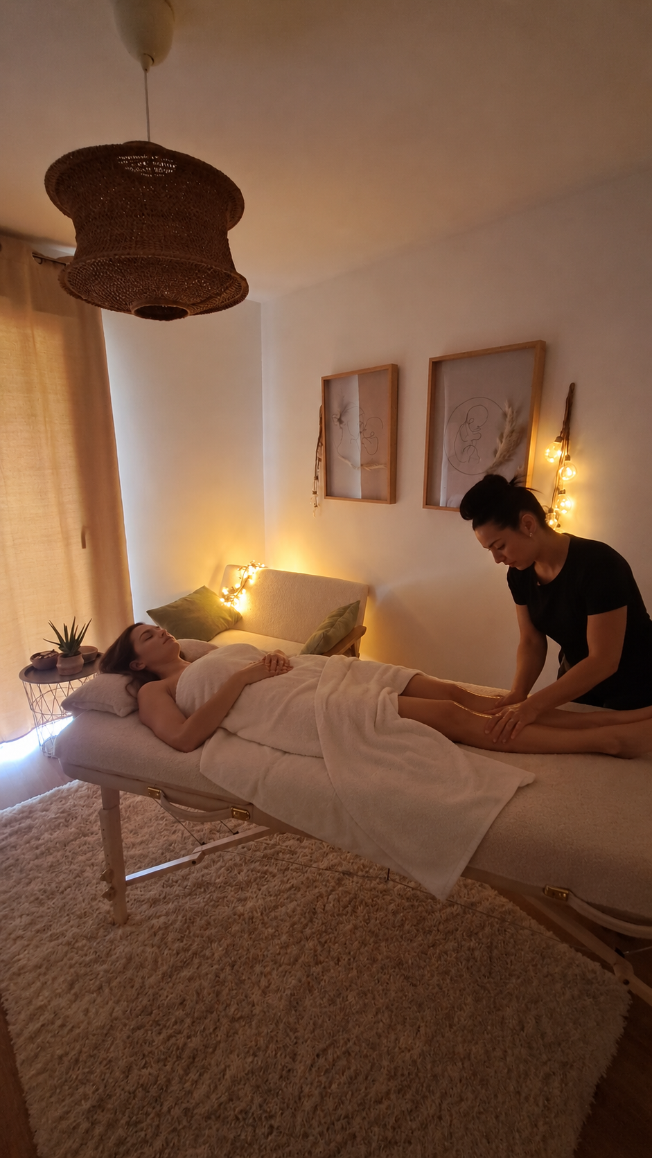 Femme recevant un soin dans une lumière chaleureuse et douce