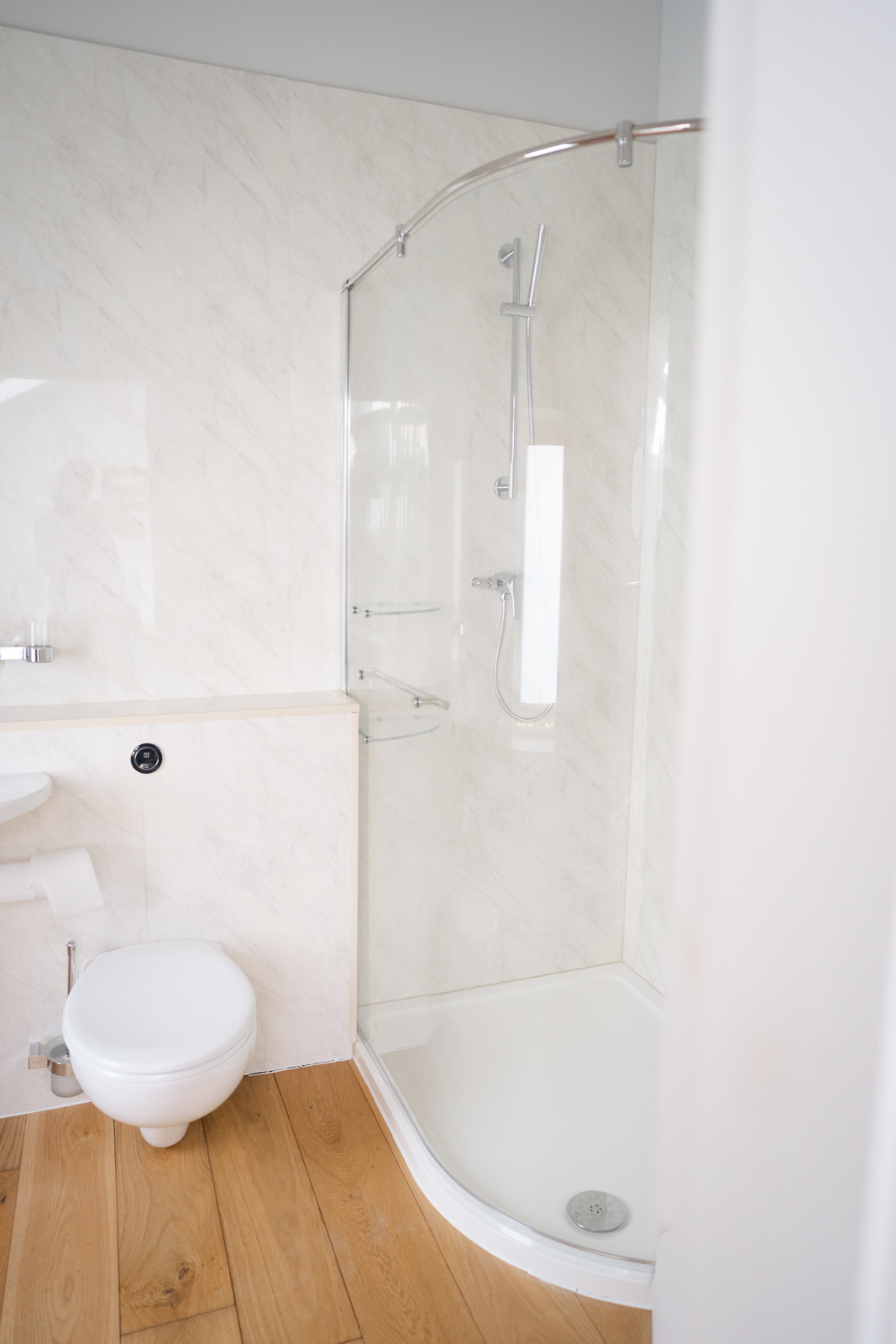 Modern en-suite bathroom