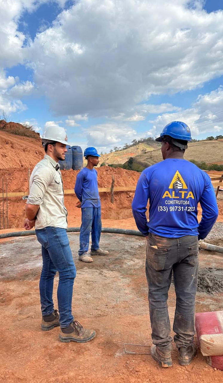 Equipe de engenharia analisando a obra