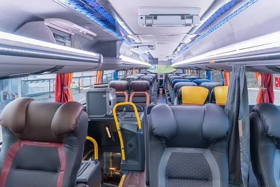 Interior ônibus-leito com Wi-Fi Starlink