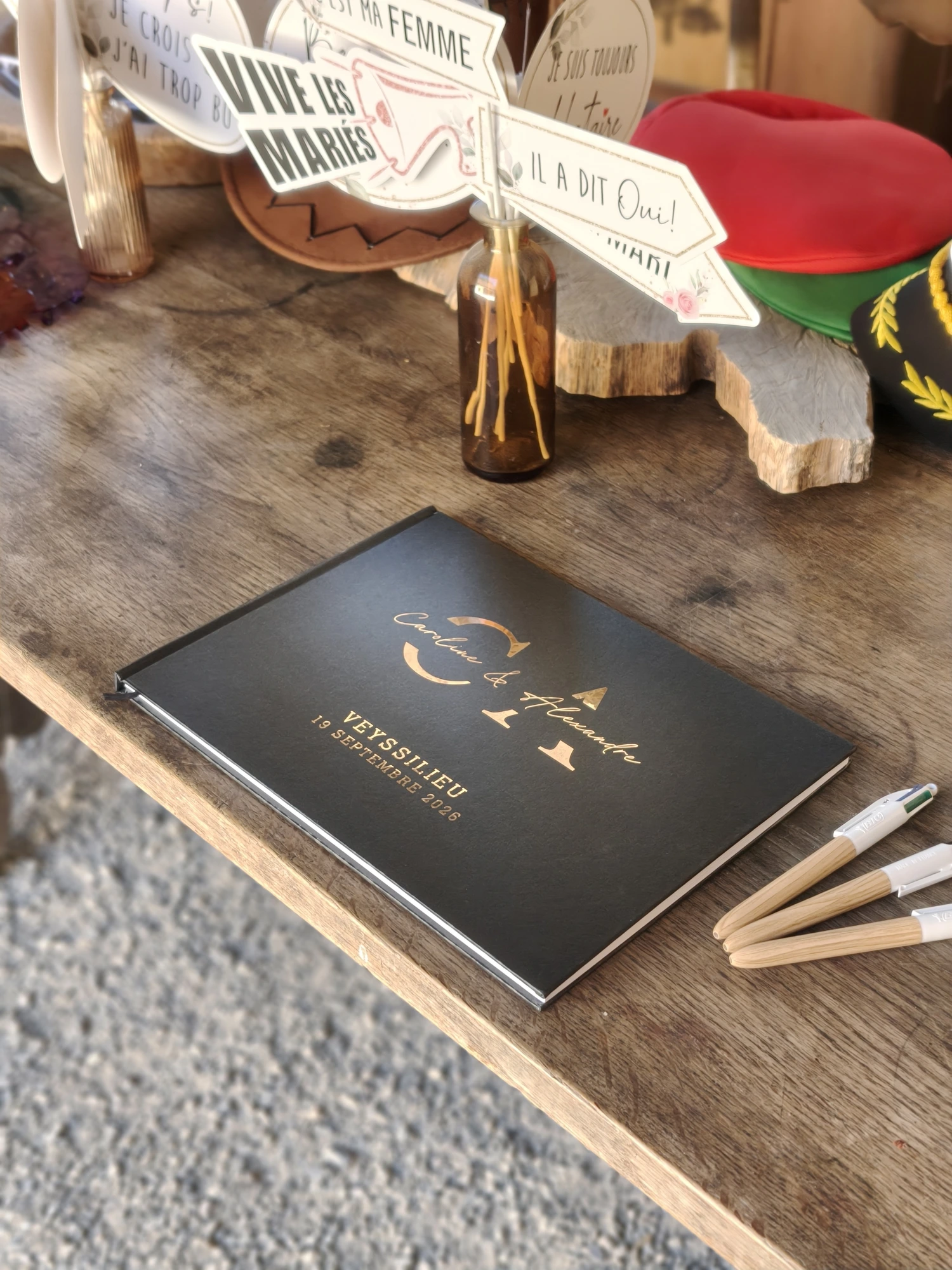 Table props photobooth mariage — accessoires, chapeaux, lunettes colorées