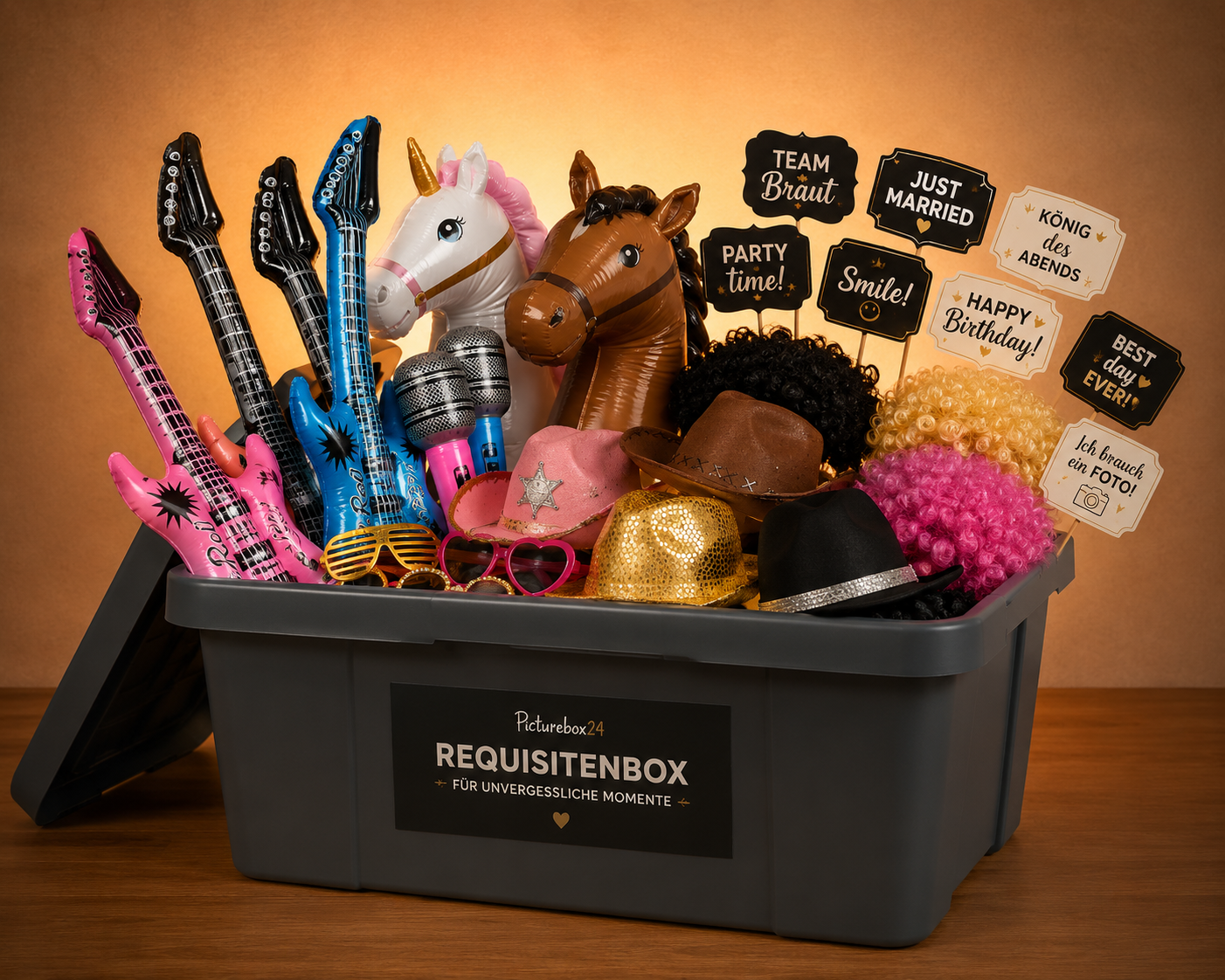 Requisitenbox mit Hüten, Brillen und Schildern