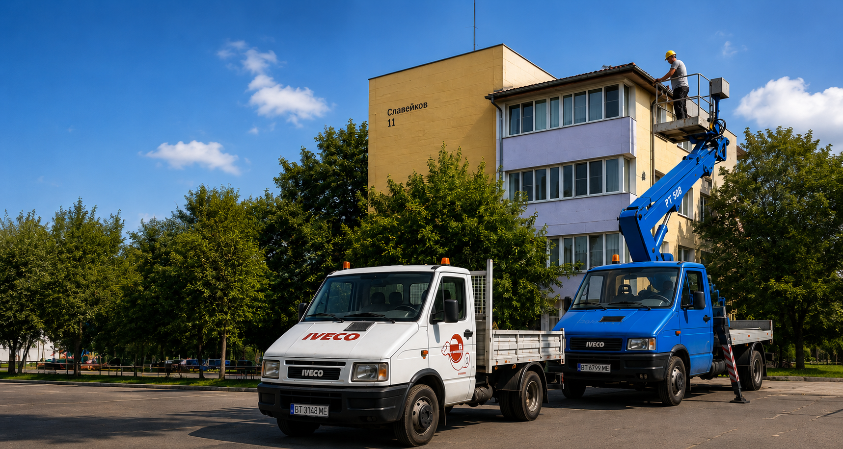 Автовишка с оператор и самосвал при работа на височина