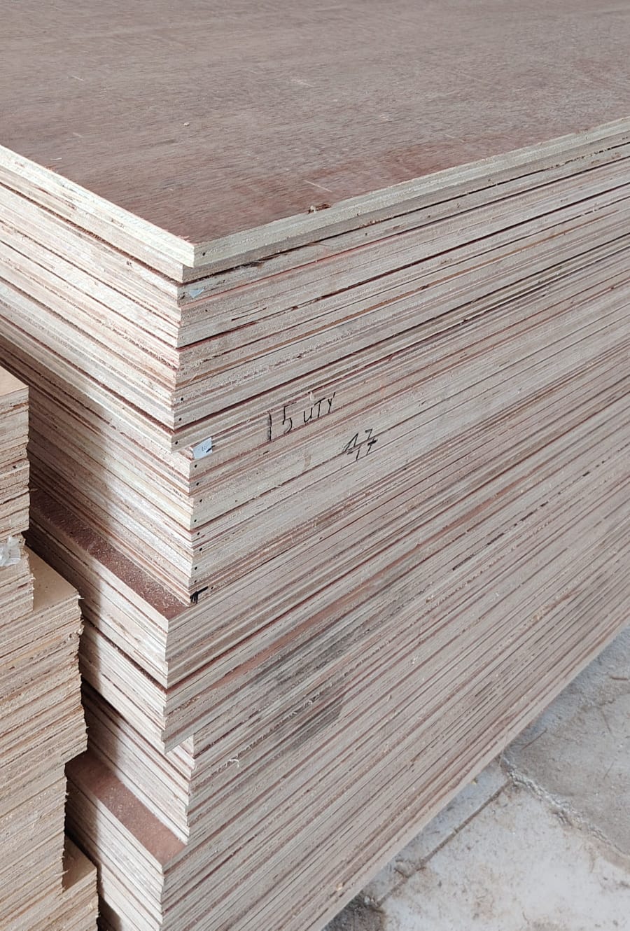 Multiplek Meranti 18mm Full Sanded — distributor triplek murah