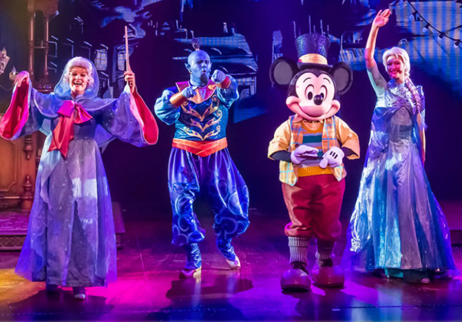 Personajes Disney en un espectáculo — Mickey, Elsa, Genio y Hada Madrina