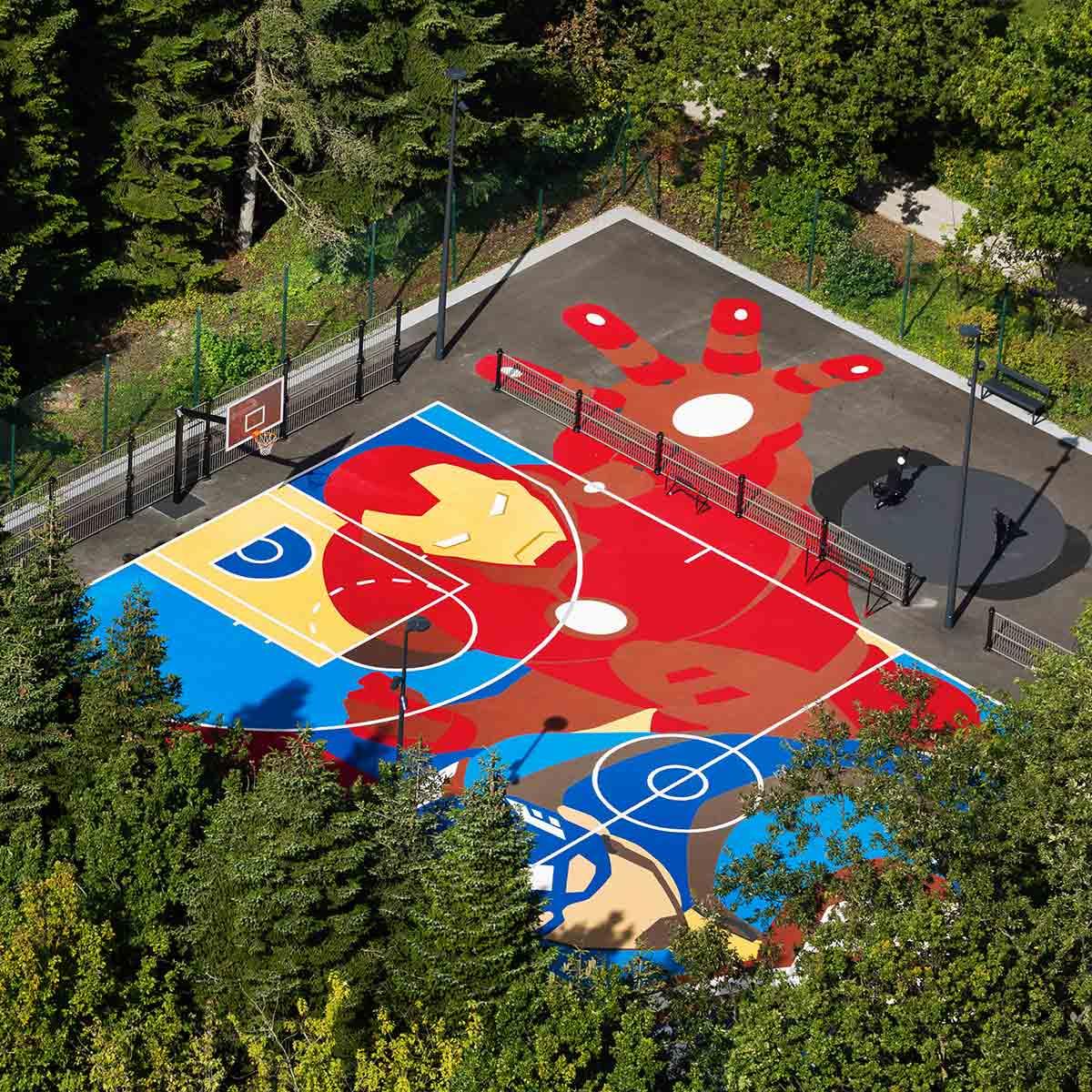 Hero Training Zone al aire libre con pista de baloncesto decorada con Iron Man