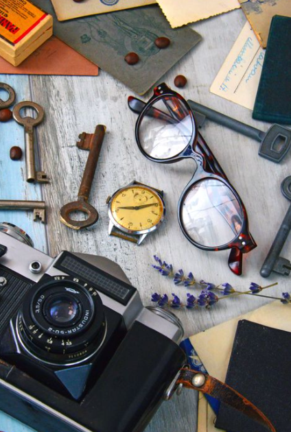 Mesa vintage con llaves, gafas, reloj y cámara: objetos perdidos que no siempre vuelven a su dueño