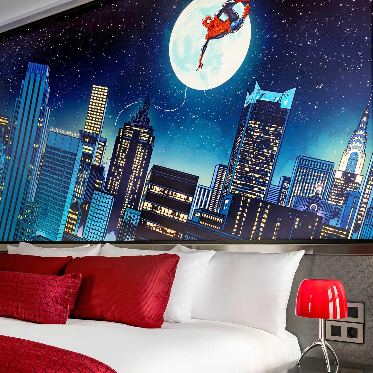 Habitación temática con mural de Spider-Man sobre Nueva York