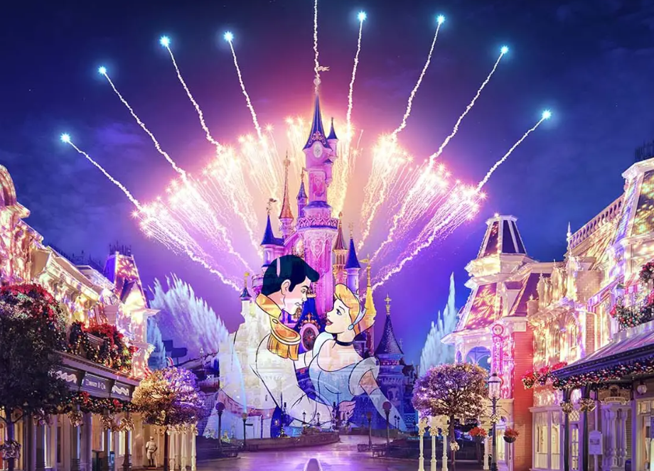 Castillo de Disneyland Paris iluminado con fuegos artificiales