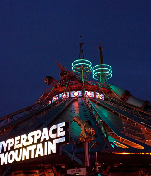 Star Wars Hyperspace Mountain en Disneyland Park — atracción restringida durante el embarazo