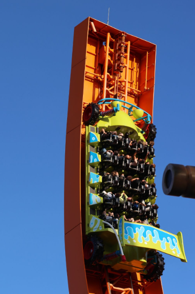 RC Racer en Disney Adventure World — atracción no permitida durante el embarazo