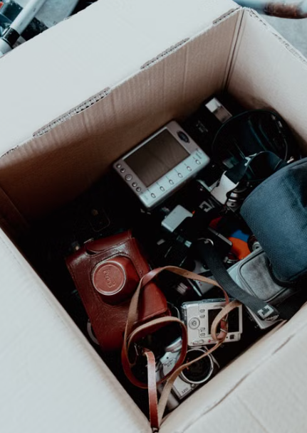Caja con cámaras y objetos personales, símbolo de los objetos perdidos que nunca vuelven a su propietario