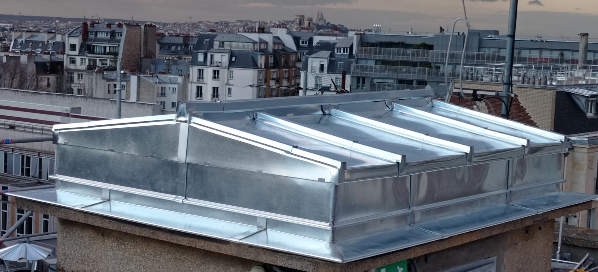 Couverture métallique — Terrasse à tasseaux — Paris — 2024